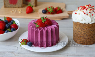 С куличом